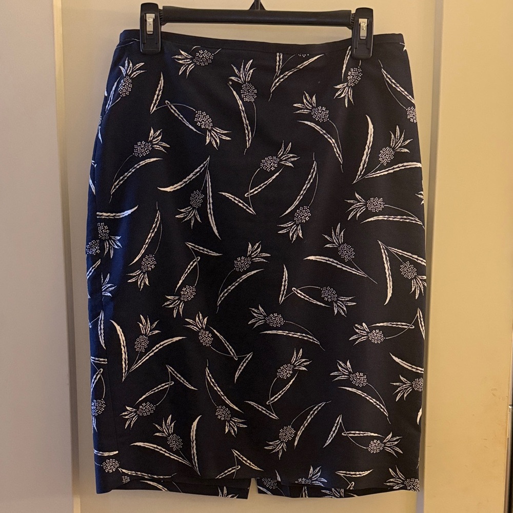 Ann Taylor Navy and White Floral Lined Pencil Skirt